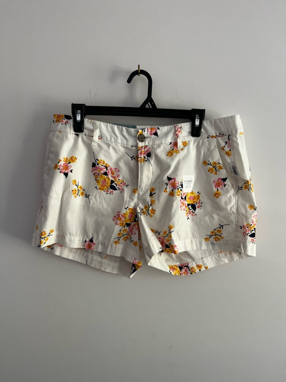 NWT Women’s Old Navy White Floral Shorts